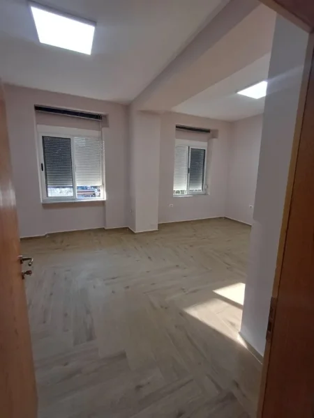 Tirane, jepet me qera zyre Kati 2, 76 m² 700 € 
