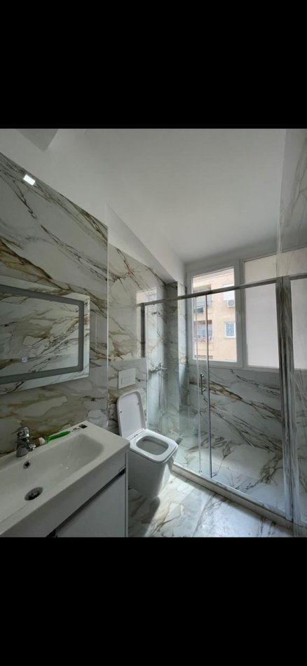 Tirane, jepet me qera apartament 1+1+Ballkon Kati 4, 65 m² 450 € (rruga Bill Klinton)