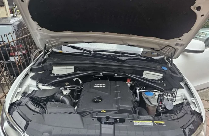 Tirane, shitet makine Audi Q5 2.0 tfsi Gaz/Benzin Benzin+Gaz, e bardhë automatik Klima 20.000 km 16.000 €