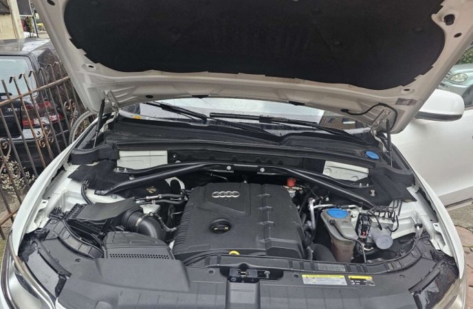 Tirane, shitet makine Audi Q5 2.0 tfsi Gaz/Benzin Benzin+Gaz, e bardhë automatik Klima 20.000 km 16.000 €