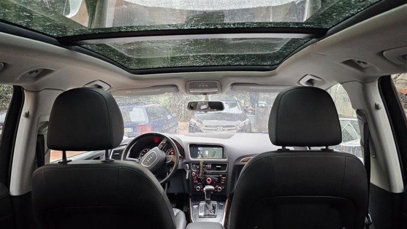 Tirane, shitet makine Audi Q5 2.0 tfsi Gaz/Benzin Benzin+Gaz, e bardhë automatik Klima 20.000 km 16.000 €