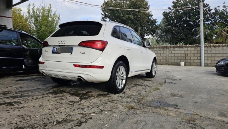 Tirane, shitet makine Audi Q5 2.0 tfsi Gaz/Benzin Benzin+Gaz, e bardhë automatik Klima 20.000 km 16.000 €