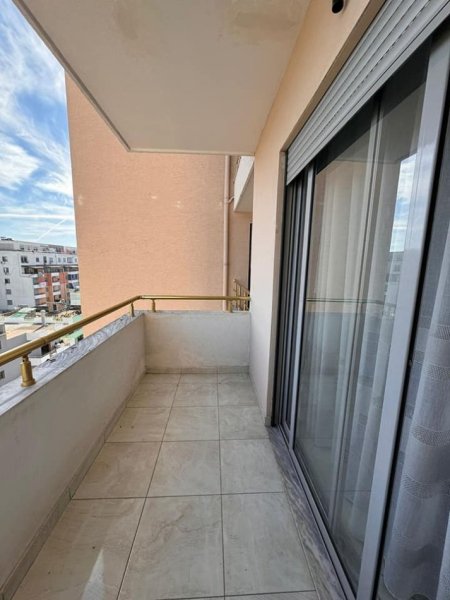 Durres, jepet me qera apartament 2+1 Kati 5, 400 € (STADIUMI DURRES!)