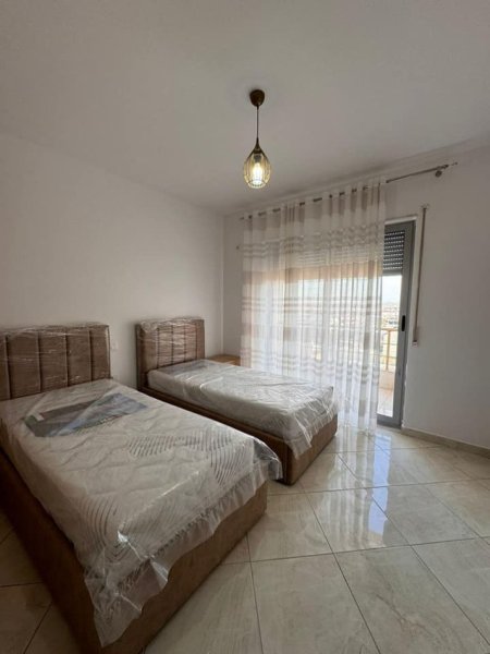 Durres, jepet me qera apartament 2+1 Kati 5, 400 € (STADIUMI DURRES!)