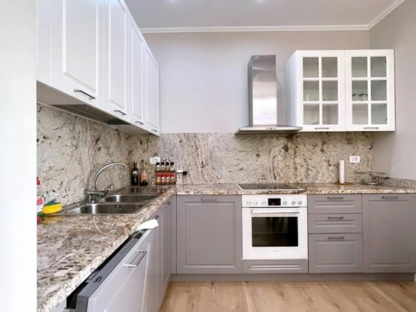 Tirane, jepet me qera apartament 2+1 , 120 m² 1.200 € (Bllok)