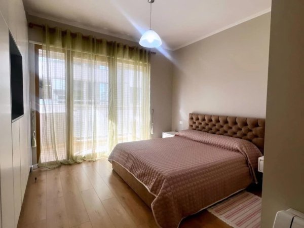 Tirane, jepet me qera apartament 2+1 , 120 m² 1.200 € (Bllok)