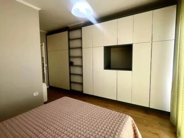 Tirane, jepet me qera apartament 2+1 , 120 m² 1.200 € (Bllok)
