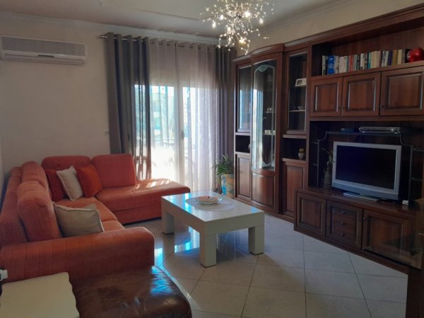 Vlore, jap me qera vjetore/afatgjate apartament 1+1 i mobiluar