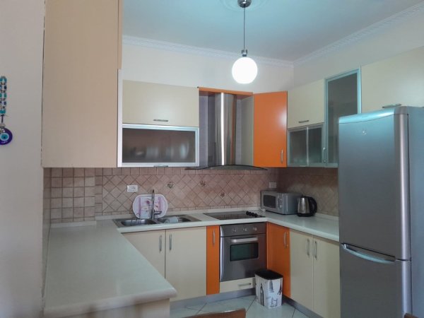 Vlore, jap me qera vjetore/afatgjate apartament 1+1 i mobiluar