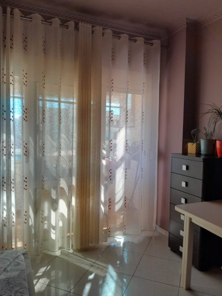 Vlore, jap me qera vjetore/afatgjate apartament 1+1 i mobiluar