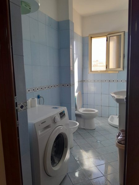 Vlore, jap me qera vjetore/afatgjate apartament 1+1 i mobiluar
