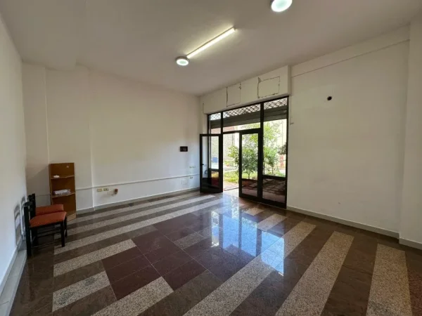 Tirane, jepet me qera ambjent biznesi Kati 0, 40 m² 250 € (Rruga Dervish Hekali)