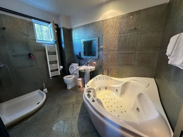Tirane, shitet hotel , 2.400 m² 900.000 € (Vaqarr)
