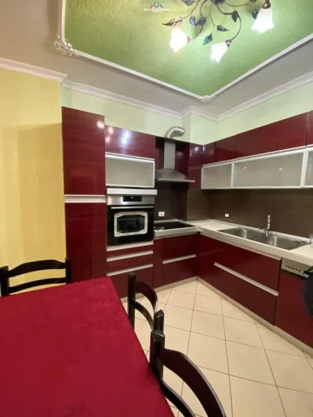 Tirane, jepet me qera apartament 3+1 Kati 3, 120 m² 550 € (ali demi)