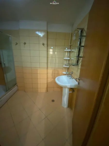 Tirane, jepet me qera apartament 3+1 Kati 3, 120 m² 550 € (ali demi)