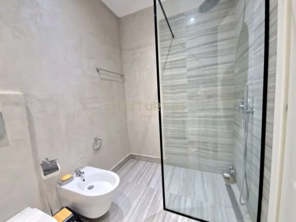 Tirane, shes apartament 1+1+Aneks+Ballkon Kati 1, 71 m² 177.500 € (Pazari i Ri)