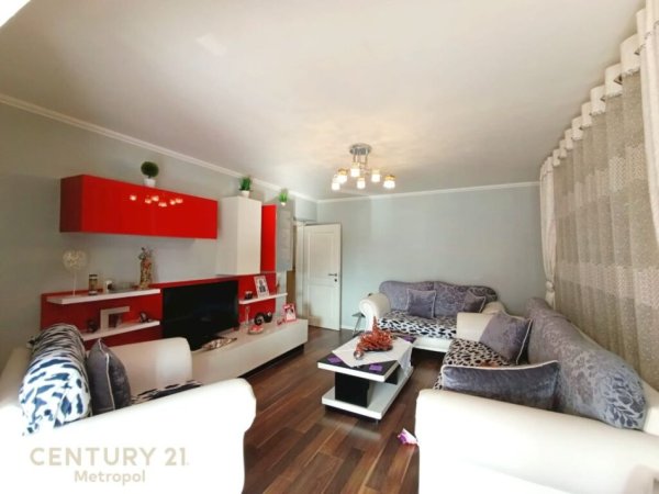 Tirane, jepet me qera apartament 3+1+Aneks+Ballkon Kati 3, 120 m² 700 € (Materniteti i Ri)