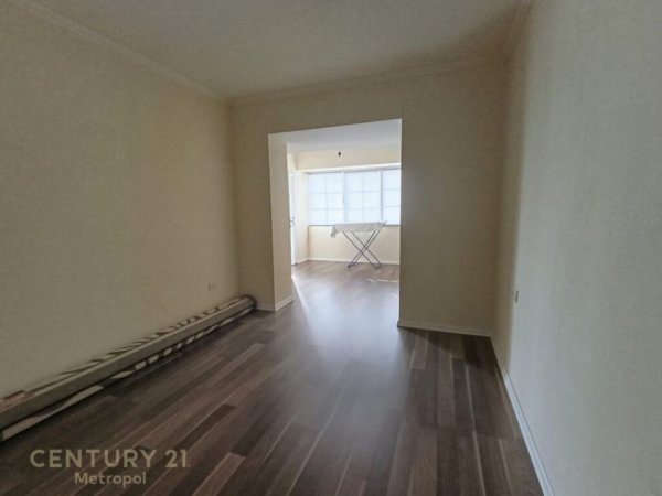 Tirane, jepet me qera apartament 3+1+Aneks+Ballkon Kati 3, 120 m² 700 € (Materniteti i Ri)