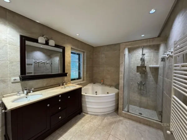Tirane, jepet me qera Vile 3 Katshe Kati 3, 438 m² 3.900 € (Garden Villas", pranë TEG,)