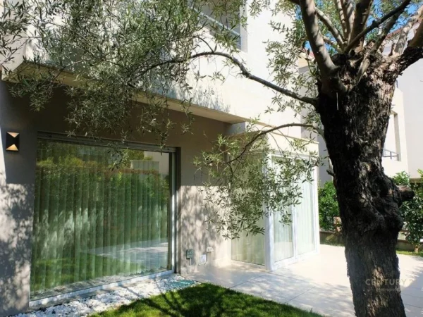 Tirane, jepet me qera Vile 3 Katshe Kati 3, 430 m² 2.500 € (Sunrise Residence", pranë TEG)