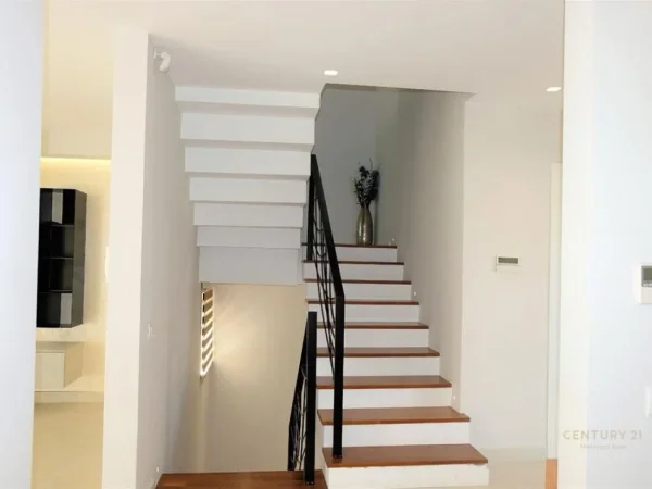 Tirane, jepet me qera Vile 3 Katshe Kati 3, 430 m² 2.500 € (Sunrise Residence", pranë TEG)