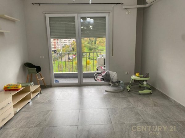 Tirane, jepet me qera apartament 2+1+Aneks+Ballkon Kati 5, 99 m² 650 € (Kompleksi Dinamo)