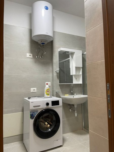 Tirane, jepet me qera 2+1+Ballkon Kati 4, 111 m² 800 € (Farmacia 10 Kompleski Arlis)