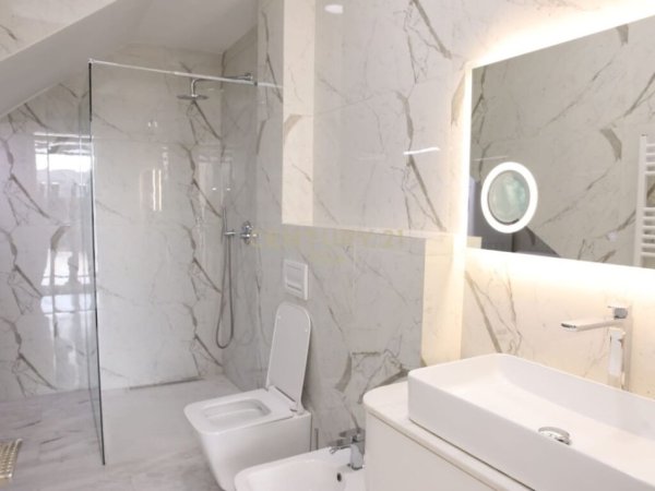 Tirane, jepet me qera Vile 2 Katshe Kati 2, 180 m² 1.700 € (Kodra e diellit)