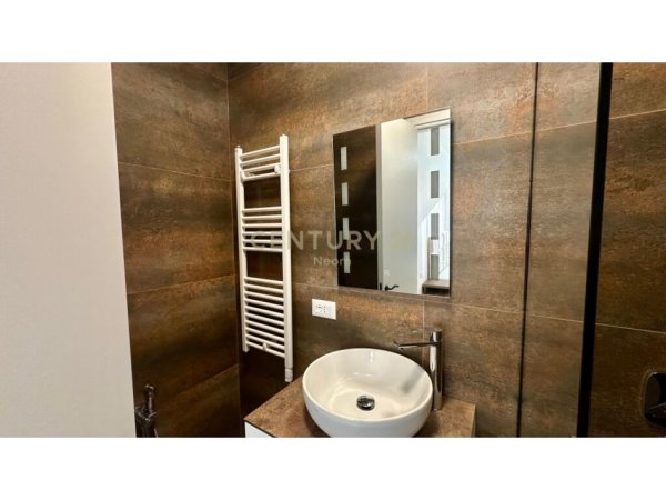 Tirane, jepet me qera apartament+verande | Penthouse 2+1+Aneks+Ballkon Kati 1, 160 m² 1.650 € (Liqeni i Thate)