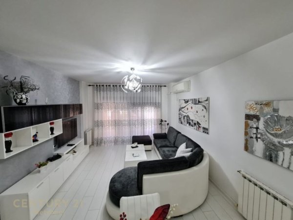Tirane, jepet me qera apartament 2+1+Aneks+Ballkon Kati 5, 110 m² 750 € (KOMUNA PARISIT)