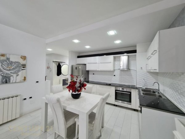 Tirane, jepet me qera apartament 2+1+Aneks+Ballkon Kati 5, 110 m² 750 € (KOMUNA PARISIT)