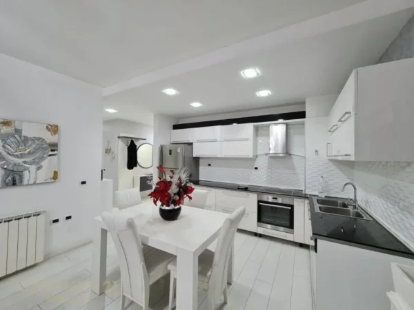Tirane, jepet me qera apartament 2+1+Aneks+Ballkon Kati 5, 110 m² 750 € (KOMUNA PARISIT)