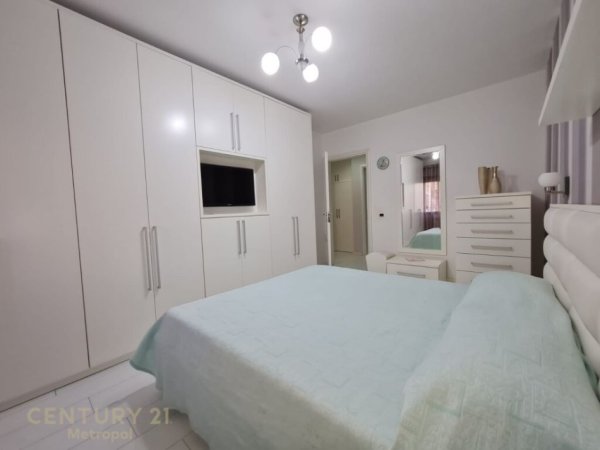 Tirane, jepet me qera apartament 2+1+Aneks+Ballkon Kati 5, 110 m² 750 € (KOMUNA PARISIT)