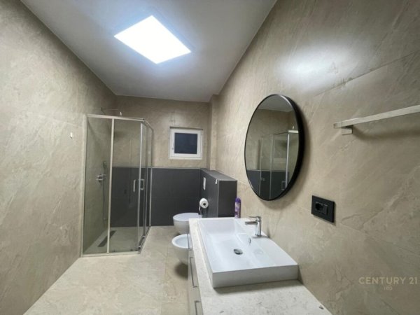 Tirane, jepet me qera apartament 2+1+Aneks+Ballkon Kati 3, 102 m² 800 € (Kristal Center)