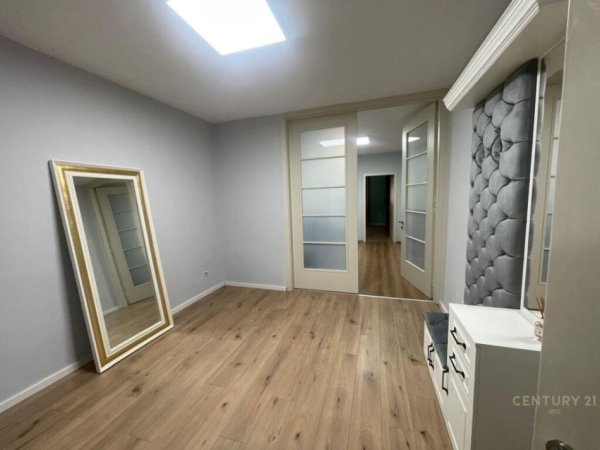 Tirane, jepet me qera apartament 2+1+Aneks+Ballkon Kati 3, 102 m² 800 € (Kristal Center)