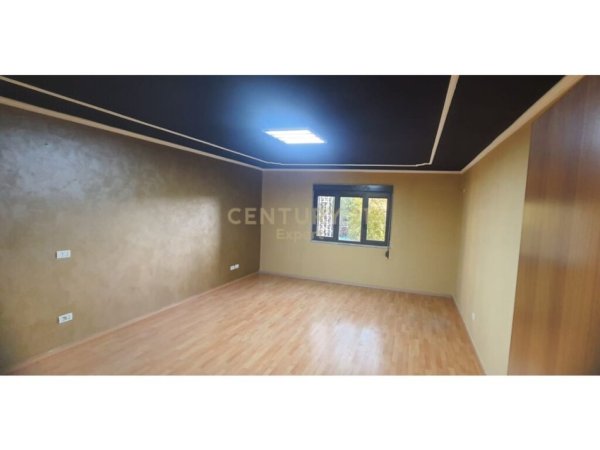 Tirane, jepet me qera zyre Kati 3, 153 m² 1.600 € (Qender)