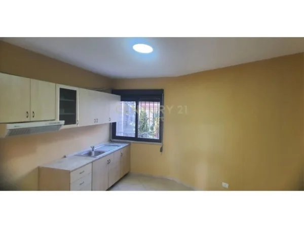 Tirane, jepet me qera zyre Kati 3, 153 m² 1.600 € (Qender)