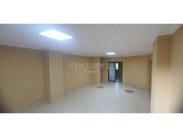 Tirane, jepet me qera zyre Kati 3, 153 m² 1.600 € (Qender)