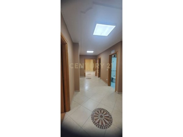 Tirane, jepet me qera zyre Kati 3, 153 m² 1.600 € (Qender)