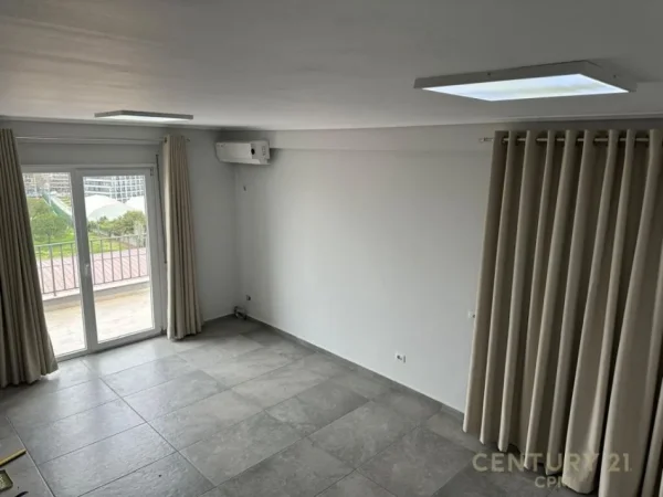 Tirane, jepet me qera zyre Kati 7, 135 m² 850 € (Kompleksi Dinamo)