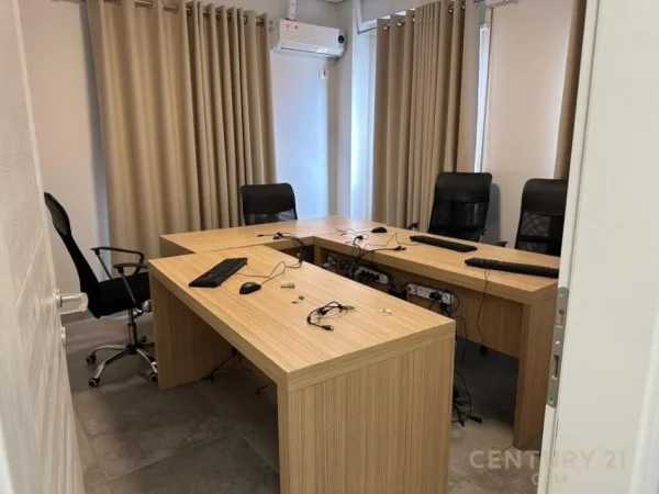 Tirane, jepet me qera zyre Kati 7, 135 m² 850 € (Kompleksi Dinamo)