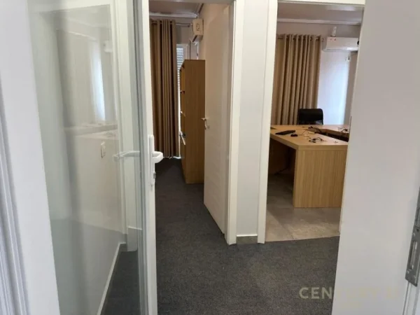 Tirane, jepet me qera zyre Kati 7, 135 m² 850 € (Kompleksi Dinamo)