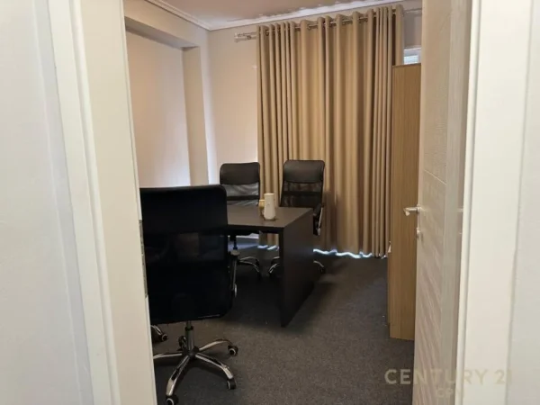 Tirane, jepet me qera zyre Kati 7, 135 m² 850 € (Kompleksi Dinamo)