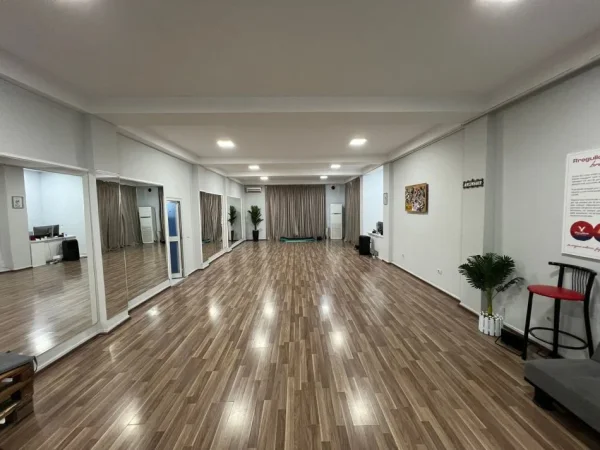 Shitet godine 1 kateshe  80m2📍 Myslym Shyri 300.000 euro