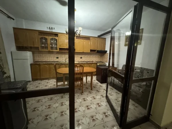 Tirane, jepet me qera Vile 2+1 Kati 1, 120 m² 350 € (Minella Karajani)