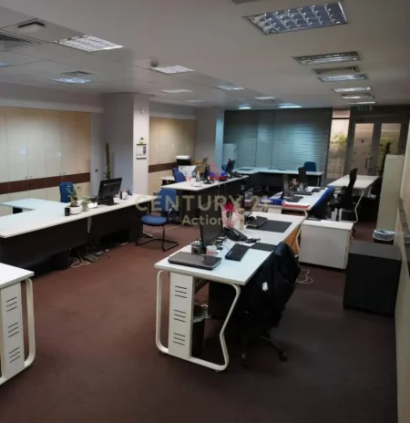 Tirane, jepet me qera zyre , 289 m² 9.300 € (Rruga e Kavajës)