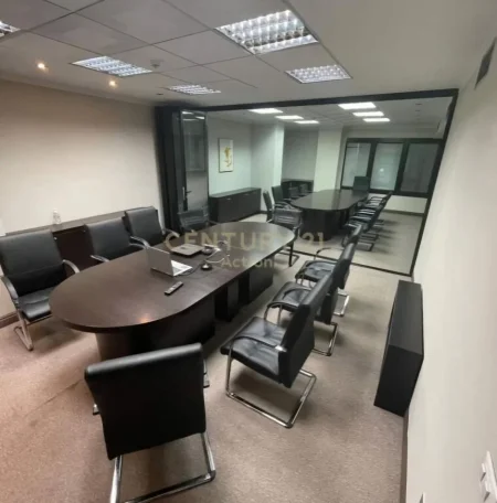 Tirane, jepet me qera zyre , 289 m² 9.300 € (Rruga e Kavajës)
