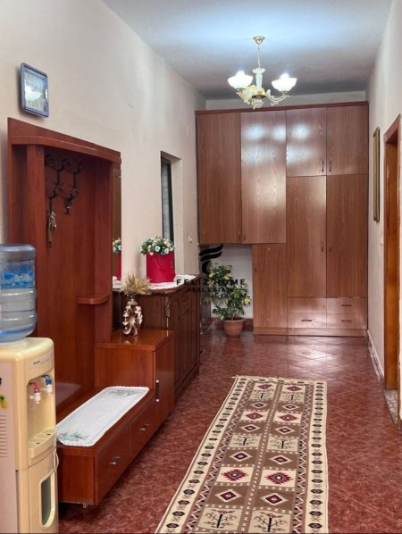 Tirane, jepet me qera apartament 2+1 Kati 1, 120 m² 500 € (LAPRAKE)