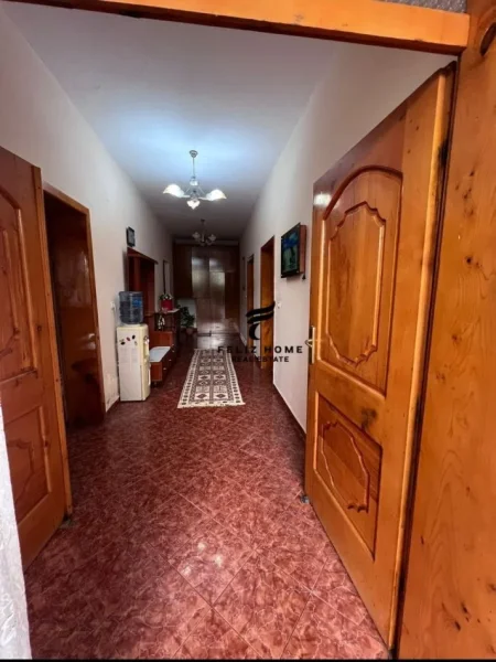 Tirane, jepet me qera apartament 2+1 Kati 1, 120 m² 500 € (LAPRAKE)