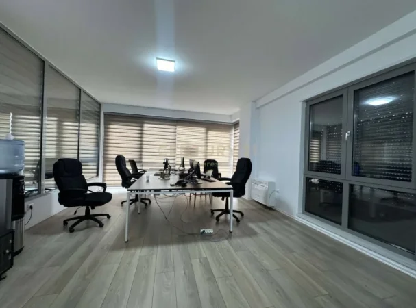 Tirane, jepet me qera zyre Kati 1, 138 m² 2.000 € (Rruga e Kavajës)